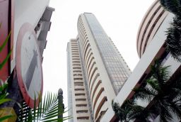 Sensex crashes 538 points; Nifty slips below 7,800 as China halts trading for first time after market crash 