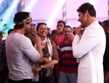 Jab They Met - Shah Rukh Khan drops in to meet Mahesh Babu on sets of Brahmotsavam 