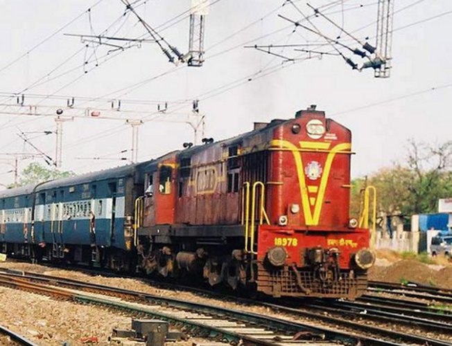Youth jumps in front of moving train in Muzaffarnagar