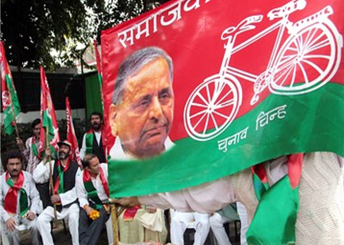 Power tussle in Samajwadi Party continues, Mulayam, Akhilesh call for separate meetings