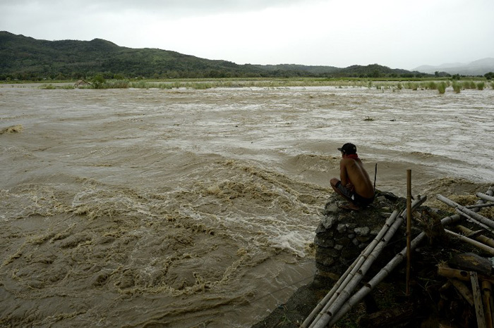Typhoon aims at southern China after killing 28 in Philippines
