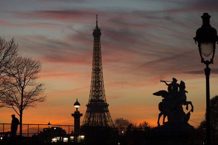 #ParisAttack: Eiffel Tower goes dark in memory of those killed? Not really! 