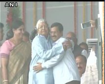 Why this Lalu-Kejriwal 'moment' at the Nitish Kumar swearing in might spoil AAP's image forever 