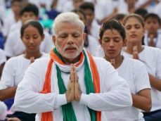  OMG, PM Modi just posed before an Indian flag unfurled upside down 