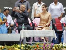 Chhattisgarh: CM Raman Singh's selfie with Kareena Kapoor draws Congress' flak 