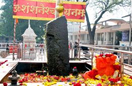 Despite HC order, police stop women from entering core area of Shani Shingnapur Temple 