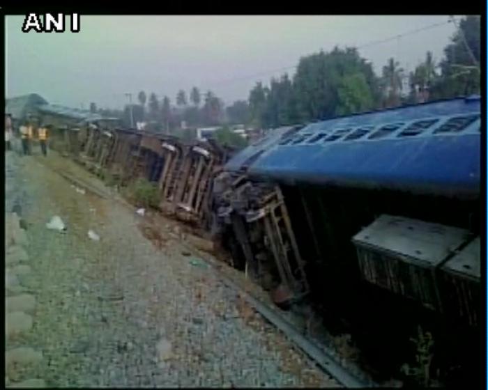 Kanyakumari - Bangalore Express derails, injured rushed to the hospital 