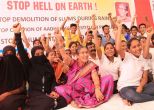 मुंबई: झुग्गियों को बचाने के लिए धरने पर बैठी जसोदाबेन 