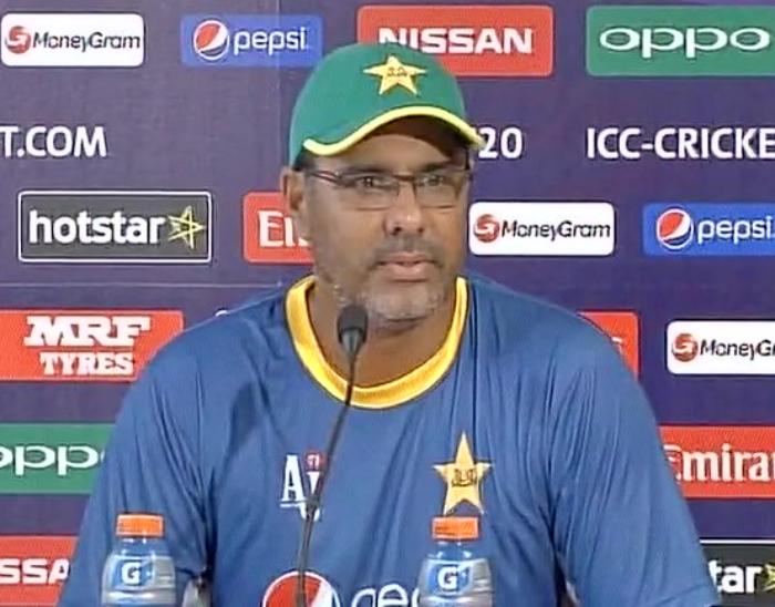 Waqar Younis trolled by fans for depending on India over Pakistan's semi-final spot