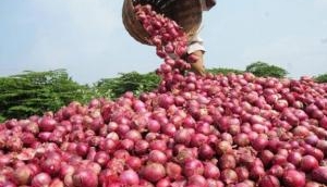 Bizarre! This UP mobile store offers 1 kg onion on purchase of smartphone