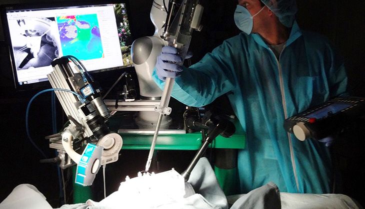 robot conducts surgery