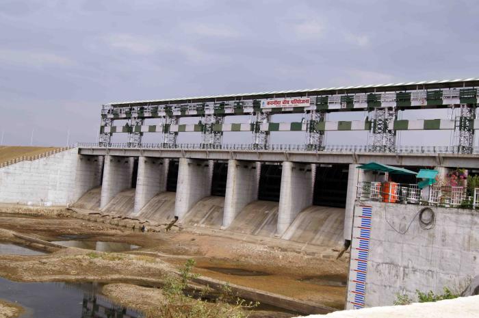 भुखमरी के साम्राज्‍य में अश्‍लीलता के हरे-भरे बांध 