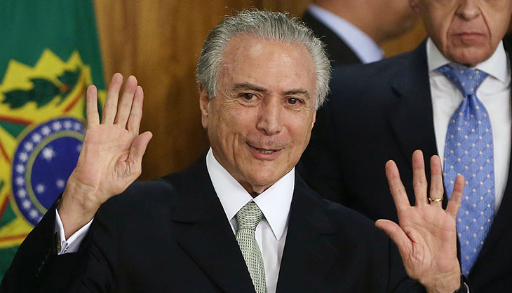 Car rams gate at Brazil president palace, driver in custody