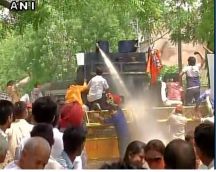 Congress, BJP workers protest over water and power crisis outside Kejriwal's residence 