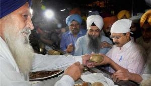 See: Kejriwal's day out at Golden Temple doing seva 
