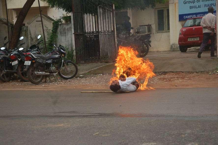 raipur self immolation by a disabled man 4