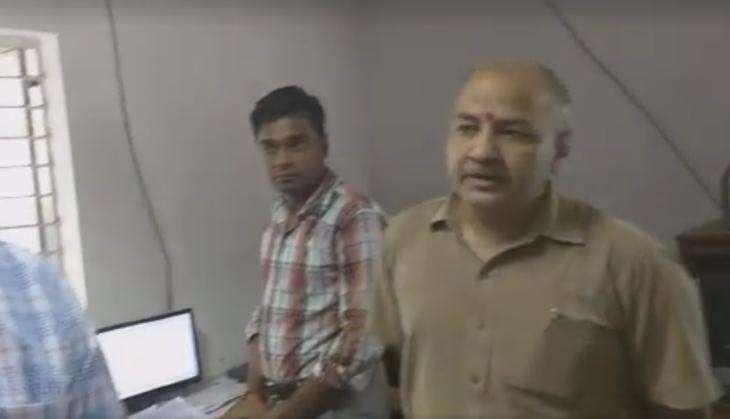 AAP Manish Sisodia catch emplayee.jpg