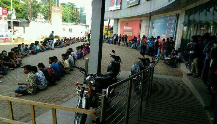 Public waiting to get free Reliance Jio Sim.jpg