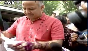 Watch: Man throws ink at Manish Sisodia outside Najeeb Jung's office, accuses him of inaction  