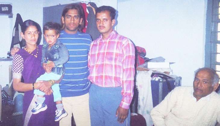 msd-village-lead-dhoni-with-cousin-uma-in-ranchi.jpg
