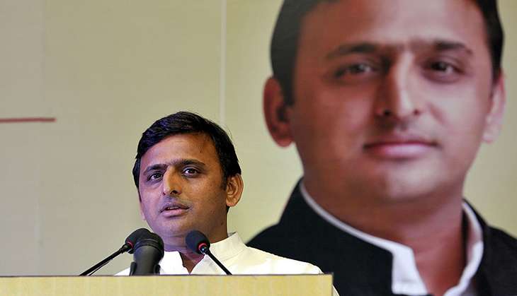 Yadav family feud: Mulayam snubs Akhilesh again, refuses to name him CM candidate 