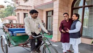 Paytm CEO Vijay Shekhar Sharma turns up at Akhilesh Yadav's house in a rickshaw! 