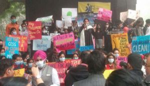 Delhi smog: People stage protest over deteriorating air quality at Jantar Mantar 