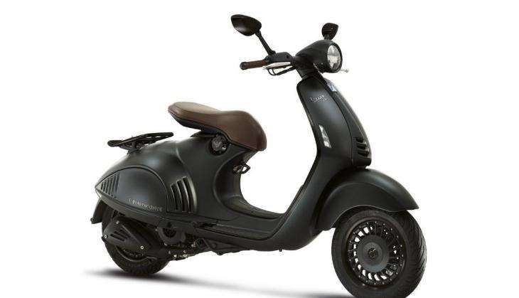 Vespa 946 Emporio Armani scooter1.jpg