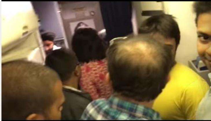 'Influential' Gujarati family delays Bhopal flight by 2 hours; Jet Airways gives in, bribes other passengers 
