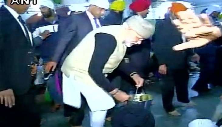 PM Narendra Modi serves 'langar' at Golden Temple 
