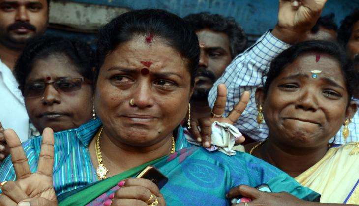 तस्वीरें: जयललिता नहीं रहीं, चेन्नई की सड़कों पर भावुकता का सैलाब 