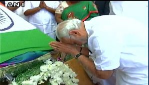 PM Modi visits Chennai, pays floral tribute to Jayalalithaa 