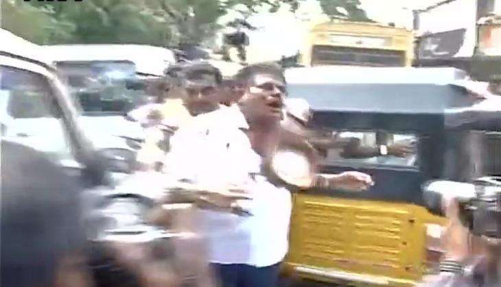 SASIKALA LAWYER ATTACKED