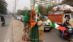 लालबत्ती पर झंडा बेच रहे हिंदुस्तान के बच्चे क्या जानते हैं गणतंत्र के बारे में  