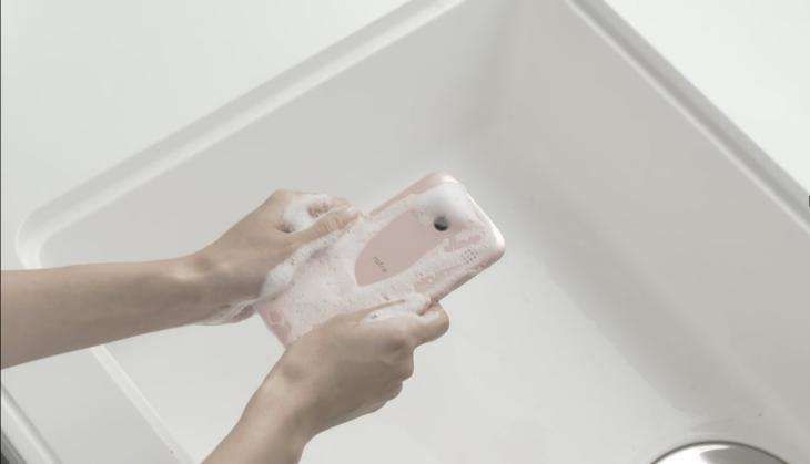 Kyocera Rafre smartphone1.jpg