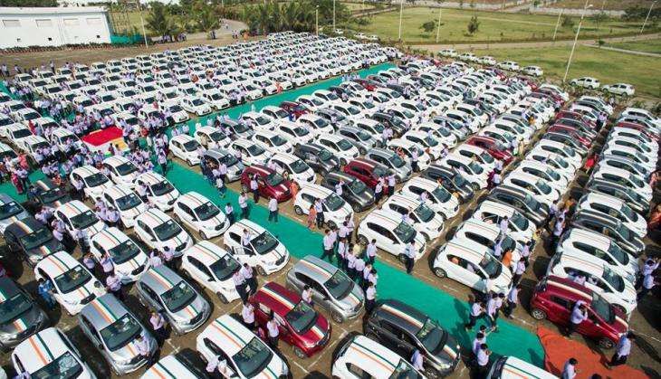 Savji Dholakia distributed 1200 cars to employees.jpg