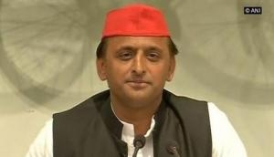 Akhilesh Yadav helps accident victims on Agra-Lucknow expressway