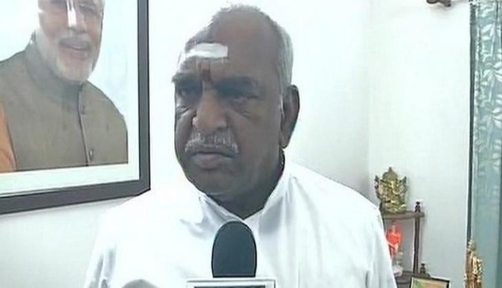 Slipper hurled towards Union Minister Radhakrishnan at JNU student's last rites