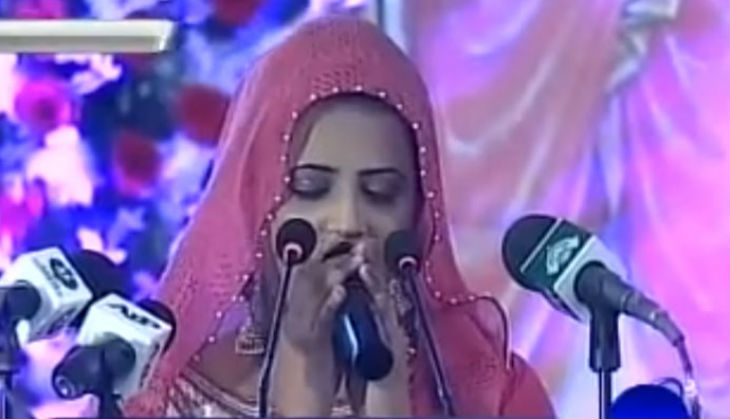Video: Girl sings Gayatri Mantra in Karachi before Pakistan PM Nawaz Sharif