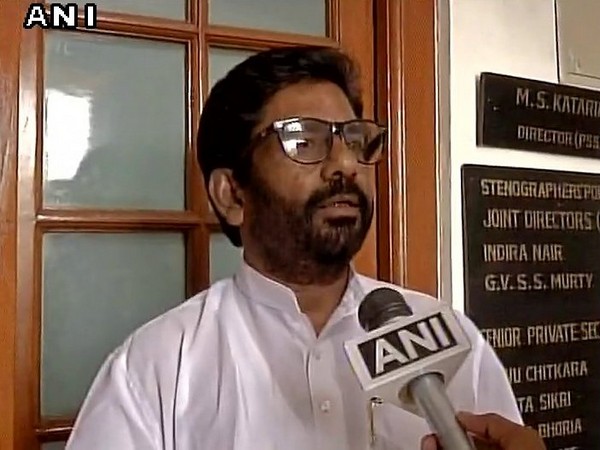 Shiv Sena MP admits hitting Air India staffer