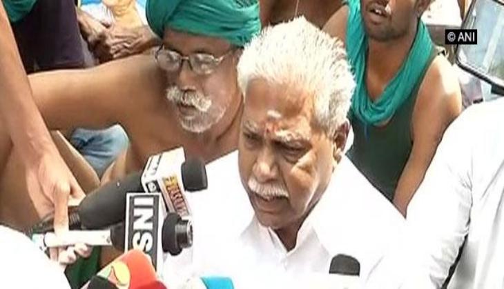 Delhi: TN Agriculture Minister tries to pacify agitating farmers at Jantar Mantar