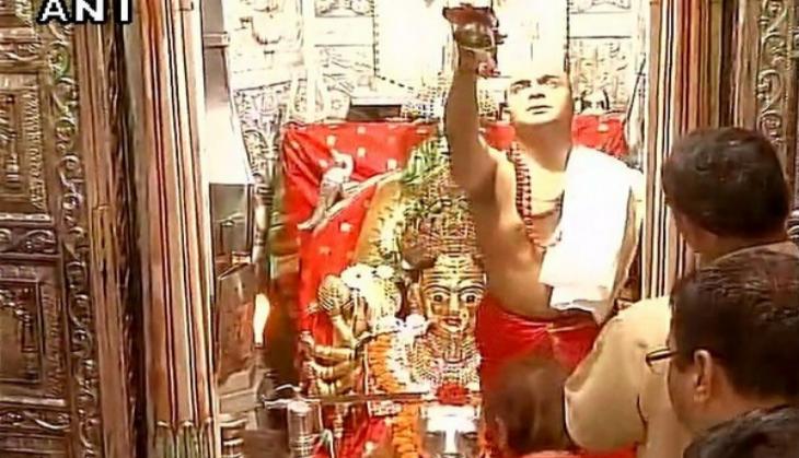 Huge rush of devotees seen at Vaishno Devi shrine in Jammu for Navratra