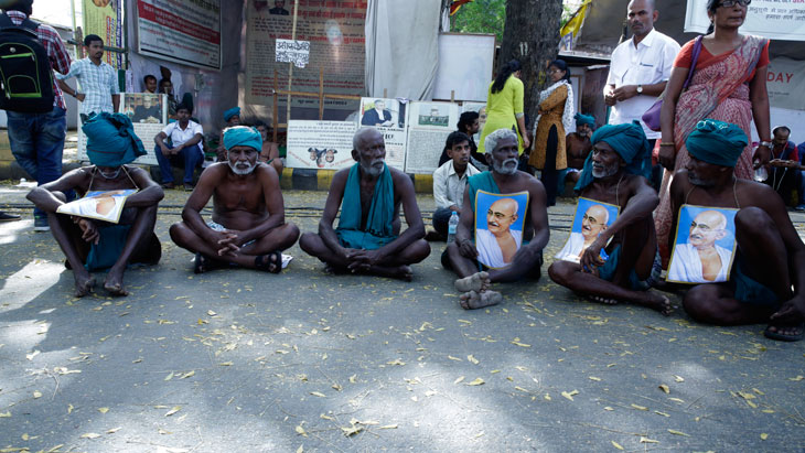 Protesting Tamil Nadu farmers drink urine