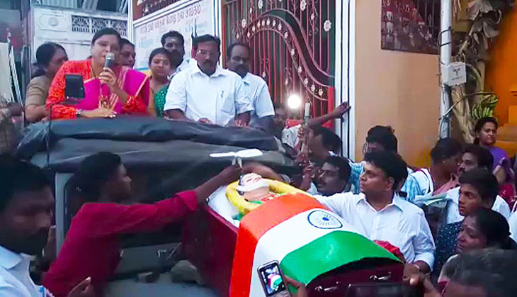 RK Nagar bypoll enters dead heat: OPS faction parades Amma's mock coffin