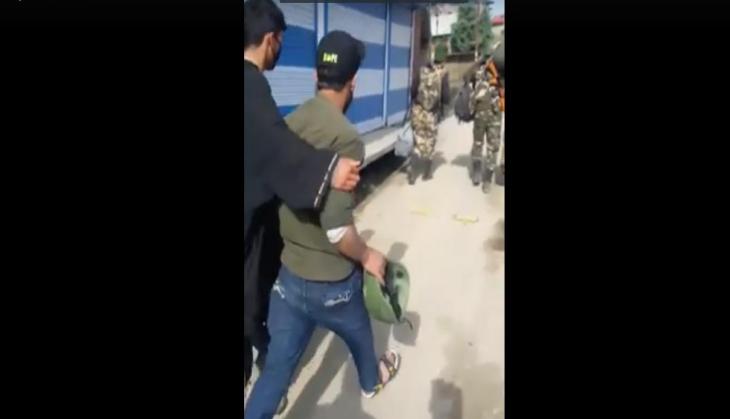 Watch: CRPF Jawans kicked, abused, thrashed by Kashmiri youngsters; Social Media reacts 
