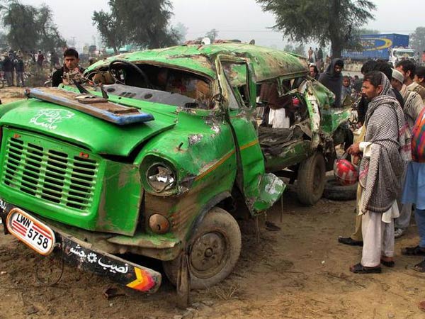 Pakistan: Six killed in car-van collision in Bhakkar