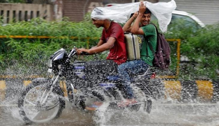 Delhi wakes up to a cool, rainy Sunday