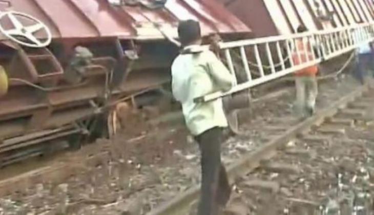 Solapur: Five wagons of goods train derailed