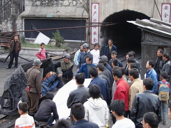 Gas leak in coal mine kills 18 in China