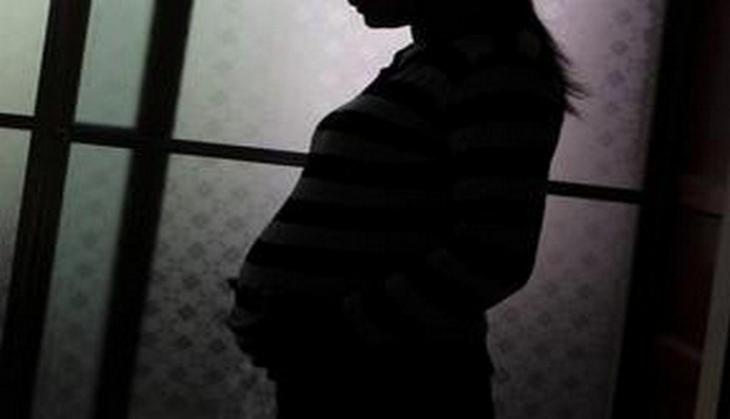 A win over labor pain! Pregnant woman appears in exam from hospital bed; picture goes viral